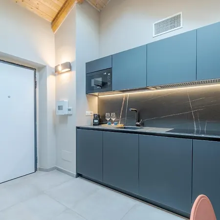 Guesthost - Porta Nuova! Andrea Doria Elegant Апартаменты *