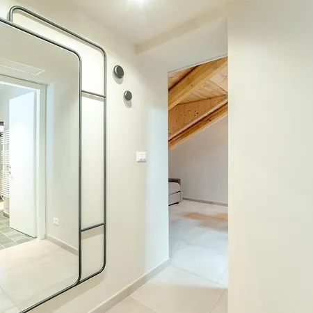 Guesthost - Porta Nuova! Andrea Doria Elegant アパート *